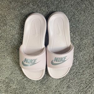 Baby pink Nike slides size 4.5 y. 7 woman’s